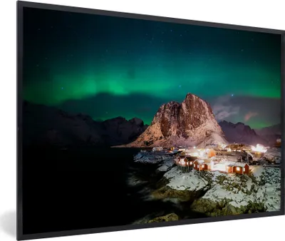 Produktbild von MuchoWow® MuchoWow® Gerahmtes Poster Nordlichter - Berg - Haus - Insel 90x60 cm - Poster mit zchwarzem Bilderrahmen - Fotorahmen - Foto-Plakat