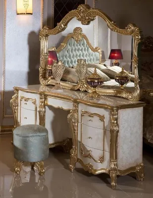 Produktbild von Casa Padrino Luxus Barock Schlafzimmer Set Weiß / Beige / Gold / Hellblau - 1 Barock Schminkkommode & 1 Barock Spiegel & 1 Barock Hocker - Barock Schlafzimmer Möbel - Edel & Prunkvoll