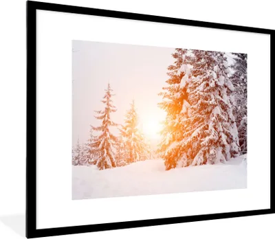 Produktbild von MuchoWow® Gerahmtes Poster Sonne - Bäume - Schnee 80x60 cm - Poster mit Schwarzem Bilderrahmen Wandposter Rahmen Foto Bilder - Schlafzimmer-Dekorationen - Fotoposter