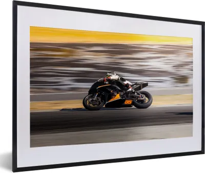 Produktbild von MuchoWow® MuchoWow® Gerahmtes Poster Ein superschnelles Motorrad am Wasser 60x40 cm - Poster mit zchwarzem Bilderrahmen - Schlafzimmer - Plakat in Rahmen - Drucken