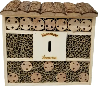 Produktbild von Dehner Natura Premium Insektenhotel Andrena, Insektenhaus / Nistkasten für Bienen/Schmetterlinge/Käfer, ca. 29.5 x 9.5 x 28.5 cm, Kiefern-, Tannenholz/Bambus/Sperrholz, natur