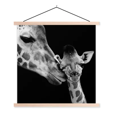 Produktbild von MuchoWow® Textilposter Tiere - Schwarz - Weiß - Giraffe - Porträt 60x60 cm mit holzfarbenen Rahmen - Wanddekoration