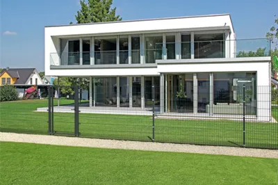 Image de Alberts 677732 Poteau de clôture avec patte de serrage et accessoires, galvanisé à chaud, revêtement plastique anthracite (RAL 7016), longueur 2250 mm, 60 x 40 mm
