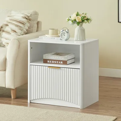 Produktbild von 58x38x60cm Nachttisch in Weiß mit Rillendesign, offener Schublade und goldenen Griffen