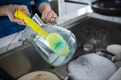 Produktbild von Blaue Spülbürste mit Reservoir und FlexTextur