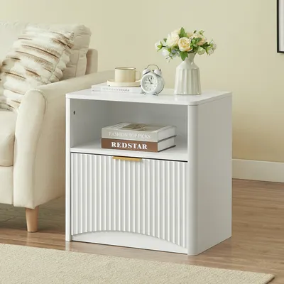 Produktbild von Nachttisch 58 x 38 x 60 cm mit Schublade, offener Ablage, Rillenoptik, goldenen Griffen, Weiß