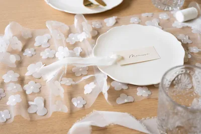 Produktbild von Tischläufer transparent mit weißen Blumen