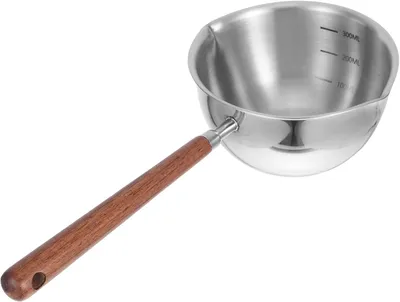Produktbild von Professionelle Schöpfkelle aus Edelstahl mit schrägem Löffel, langem Holzgriff und zwei Ausgießern zum Servieren von Suppen und Soßen in der Küche