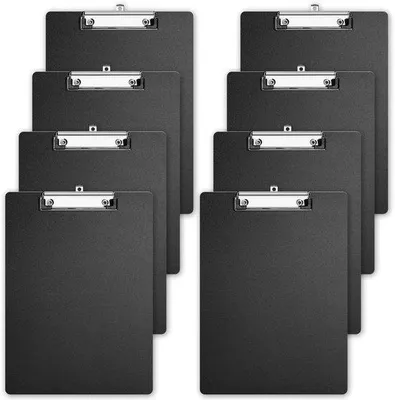 Productafbeelding van Unyqoos® A4 klembord, kunststof, set van 8, zwart, 31,5 x 22,5 cm – met verborgen ophangoog en stevige metalen klemmen, geschikt voor maximaal 100 vellen papier