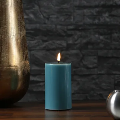 Produktbild von LED Stumpenkerze MIA - Echtwachs - realistische 3D Flamme - H: 12,5cm - D: 7,5cm - jadegrün