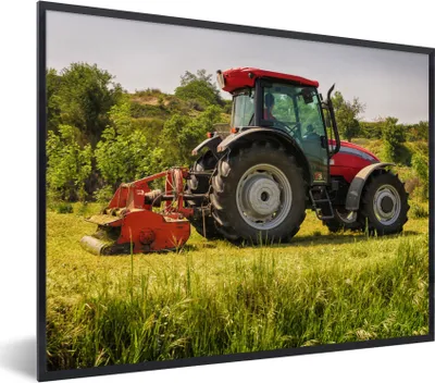Produktbild von MuchoWow® Gerahmtes Poster Traktor - Rot - Natur - Grün - Landleben 80x60 cm - Poster mit Schwarzem Bilderrahmen Wandposter Rahmen Foto Bilder - Schwarzem - Mit Gestell