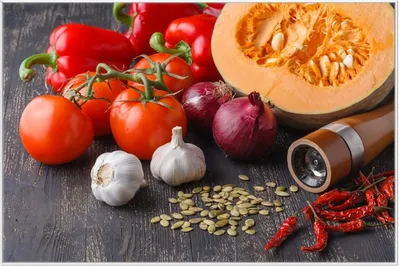 Produktbild von Wallario Wandbild Kürbissuppe - Zutaten mit Tomaten, Knoblauch, Zwiebeln und Pfeffer, Größe: 61 x 91,50 cm, Poster mit weißem Aluminiumrahmen