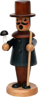 Räuchermännchen Pilzsammler trägt einen braunen Hutzylinder und einen dunkelblauen Mantel.