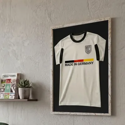 Immagine prodotto di K-Möbel Cornice per maglie in vero legno, argento, 50x70 cm, per maglie da bambino e magliette da tifoso -  Germany - Cornice per maglie con sfondo nero e cornice larga - Cornice profonda - Cornice da esposizione