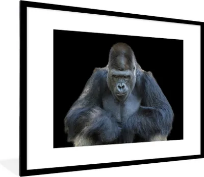 Produktbild von MuchoWow® Gerahmtes Poster Ein Gorilla schaut eindrucksvoll in die Kamera 80x60 cm - Poster mit Schwarzem Bilderrahmen Wandposter Rahmen Foto Bilder - Schlafzimmer-Dekorationen - Fotoposter