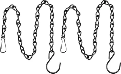 Produktbild von 2er-Pack Hängekorbketten aus hochwertigem, schwarzen Metall – langlebig, korrosionsbeständig und rostfrei. Jede Kette misst 19,7 Zoll (ca. 50 cm) und bietet flexible Einsatzmöglichkeiten dank zweier Ausführungen: mit drei Befestigungspunkten für symmetrisches Aufhängen von Blumenkörben oder mit Einzelhaken für Vogelfutterhäuser. Die lackierte Oberfläche sorgt für optische Eleganz im Innen- wie Außenbereich. Ideal für Garten, Balkon, Café oder Wohnraum – einfach, stabil und stilvoll.