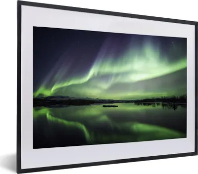 Produktbild von MuchoWow® MuchoWow® Gerahmtes Poster Nordlicht - See - Island - Grün - Wald - Schnee 60x40 cm - Poster mit zchwarzem Bilderrahmen - Schlafzimmer - Plakat in Rahmen - Drucken