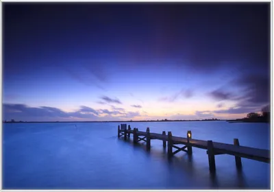 Produktbild von Wallario Wandbild Steg bei Abenddämmerung - Blauer Himmel bei Nacht, Größe: 70,30 x 100,30 cm, Poster mit weißem Kunststoffrahmen