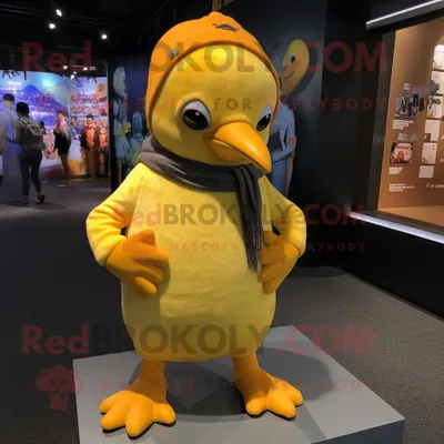 Produktbild von Gelber REDBROKOLY Pinguin Maskottchen Kostüm charakter bekleidet mit einem Rashguard und Mützen