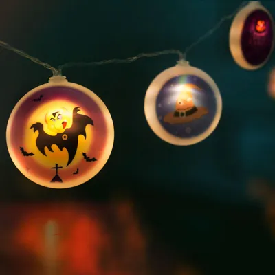 Produktbild von Halloween LED Lichterkette mit Scheiben - Warmweiß - 10 LEDs mit Batterie - Halloween Dekoration mit Kürbis, Fledermaus & Happy Halloween 1 Stück [56522].