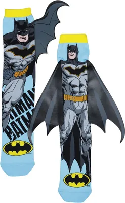 „Ein Paar Batman-Socken mit 3D-Flügeln nebeneinander liegend, detailliertes Comic-Design in Grau und Blau.“