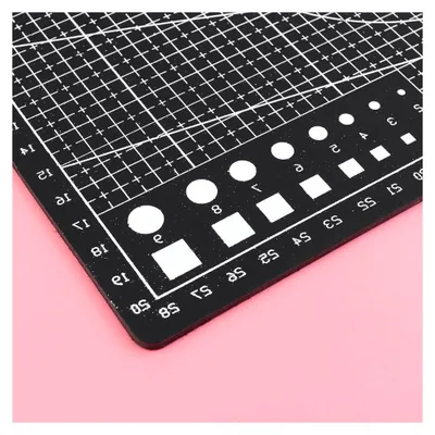 Produktbild von Selbstheilende Schneidematten aus PVC, 2 Stück, Schwarz, Doppelseitig, Rutschfest, A4 Format für Bastelprojekte und Glasbearbeitung