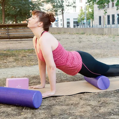 Produktbild von Navaris Pilates Rolle Faszienrolle 45 cm kurz - Pilatesrolle Faszien Yoga Roller - Schaumstoffrolle für Rücken Fitness - Massagerolle in Violett