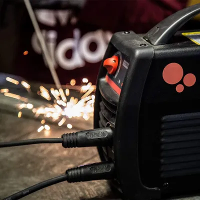 Obrázok produktu pre Invertorový zvárač 160 ampérov – Prenosný zvárač s elektródami, vrátane kufríka a príslušenstva
