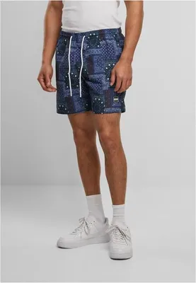 Zdjęcie produktu dla Męskie szorty kąpielowe Urban Classics Pattern Swim Shorts w kolorze granatowym z nadrukiem bandany AOP – rozmiar S
