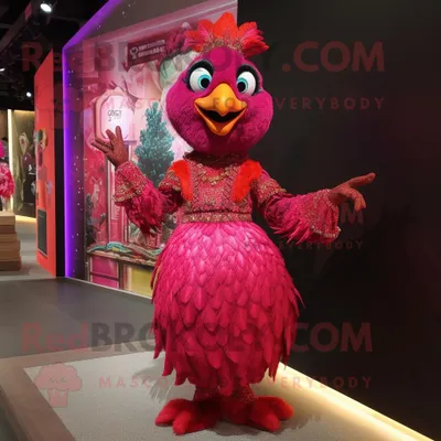 Produktbild von Magentafarbener REDBROKOLY Tandoori-Huhn Maskottchen Kostüm charakter bekleidet mit einem Minikleid und Handschuhen