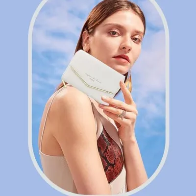 Produktbild von Kleine Geldbörse für Damen in Beige, aus glattem und weichem synthetischem Kunstleder, im Kurzformat mit Druckknopf, Reißverschluss und 9 Fächern