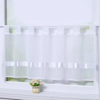 Image de Rideaux voilés de style bistrot avec rubans de satin et ouvertures, pour les fenêtres de cuisine.