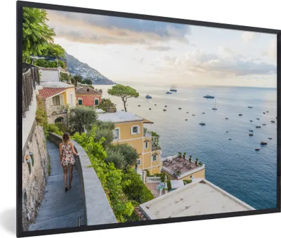 Produktbild von MuchoWow® MuchoWow® Gerahmtes Poster Italien - Frau - Positano - Meer 90x60 cm - Poster mit zchwarzem Bilderrahmen - Fotorahmen - Foto-Plakat