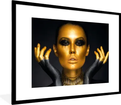 Produktbild von MuchoWow® Gerahmtes Poster Frau - Porträt - Gold - Luxus - Schwarz 80x60 cm - Poster mit Schwarzem Bilderrahmen Wandposter Rahmen Foto Bilder - Schlafzimmer-Dekorationen - Fotoposter