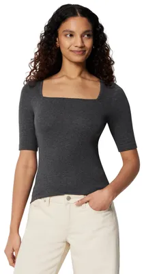 Immagine prodotto di A. T-shirt a maniche corte da donna, modello aderente, con scollo a V