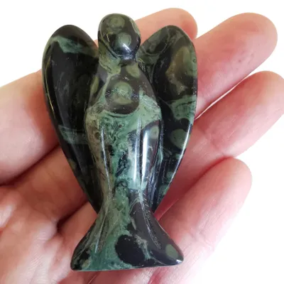 Schutzengel Figur aus Kambaba-Jaspis, handgeschnitzt, 5 cm