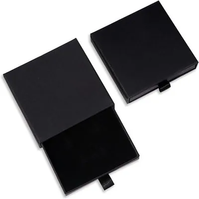 Produktbild von Luxus-Schmuck-Box in Schwarz - 9x9x1,7 cm - Hochwertige Geschenkverpackung aus Luxus-Papier für Halsketten, Ringe und Ohrringe - Elegante Schmuck-Präsentationsbox