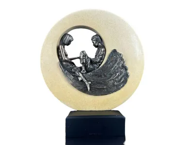 Immagine prodotto di Scultura "Coppia d'innamorati nel cerchio Genesis" – Figurina decorativa, regalo di nozze, statuetta di coppia effetto bronzo, decorazione per il soggiorno GN07710A4