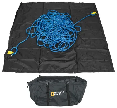 Schwarze Seiltasche "Rope Bag" von singing rock mit einem blauen Kletterseil auf einer schwarzen Unterlage.