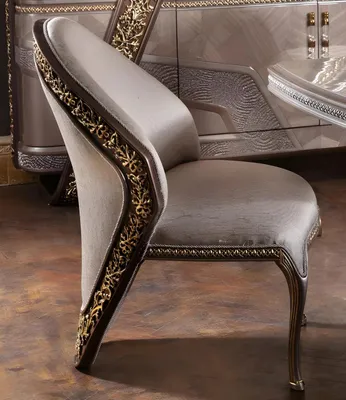 Produktbild von Luxe Esszimmerstuhl mit goldenen Verzierungen und edlem Design