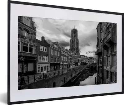 Produktbild von MuchoWow® MuchoWow® Gerahmtes Poster Die Grachten im Zentrum von Utrecht in den Niederlanden - schwarz und weiß 60x40 cm - Poster mit zchwarzem Bilderrahmen - Schlafzimmer - Plakat in Rahmen - Drucken