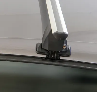 Zdjęcie produktu dla Menabo Omega | Bagażnik dachowy - Toyota Corolla Hatchback (E120) 5 drzwi 2002-2007 - Czarny - Stal - Długość 112 cm - Bagażnik dachowy TOYOTA - Homologacja TUV