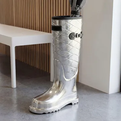 Zdjęcie produktu dla Stojak na parasole FineBuy, aluminium, srebrny, 44 cm, w kształcie buta, oryginalny aluminiowy stojak na parasole, nowoczesny sposób przechowywania parasoli w przedpokoju, wykonany ręcznie