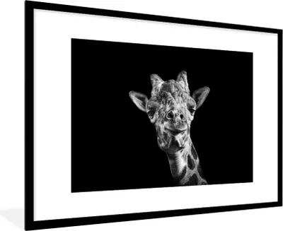 Produktbild von MuchoWow® MuchoWow® Gerahmtes Poster Giraffe vor schwarzem Hintergrund in schwarz und weiß 90x60 cm - Poster mit zchwarzem Bilderrahmen - Wanddekoration - Fotos