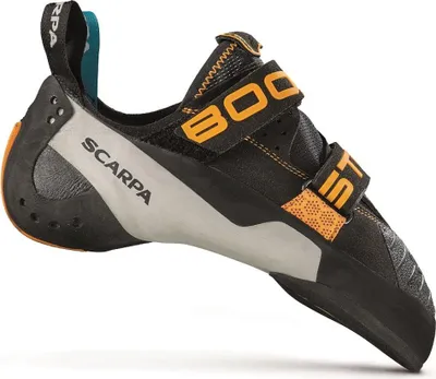 Kletterschuh Booster von Scarpa; schwarz mit orangefarbenen Akzenten und zwei Klettverschlüssen; seitliche Ansicht.