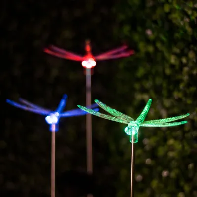 Produktbild von 1x Solar-Gartenleuchte LED mit Solarstrom - Dekorative Libellenlampe für den Außenbereich - RGB-LED - 43,5 cm hoch - mit Erdspieß - Automatisches Ein-/Ausschalten - Stimmungsbeleuchtung für Garten und Wege [11393B]