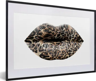 Produktbild von MuchoWow® MuchoWow® Gerahmtes Poster Lippen - Tigerdruck - Weiß 60x40 cm - Poster mit zchwarzem Bilderrahmen - Schlafzimmer - Plakat in Rahmen - Drucken