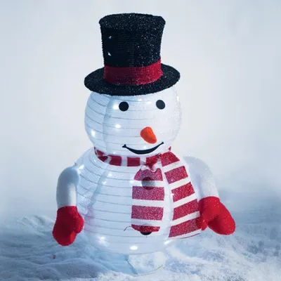 Immagine prodotto di ACA Pupazzo di neve natalizio illuminato con 40 LED, alimentato a batterie (3xAA), timer, luce bianca fredda, IP44, 68x33x72 cm, X07402166
