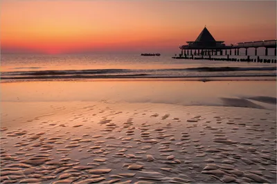 Produktbild von Wallario selbstklebendes Poster - Strand am Abend - Seebrücke am Ostseebad Heringsdorf, Größe: 61 x 91,50 cm