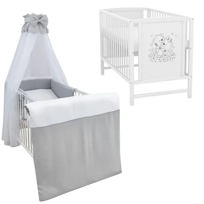 Produktbild von Baby-Delux Babybett Gitterbett Mia weiß 120×60 inkl. Matratze Bettwäsche Set 10tlg Musselin Waffelpique Grau